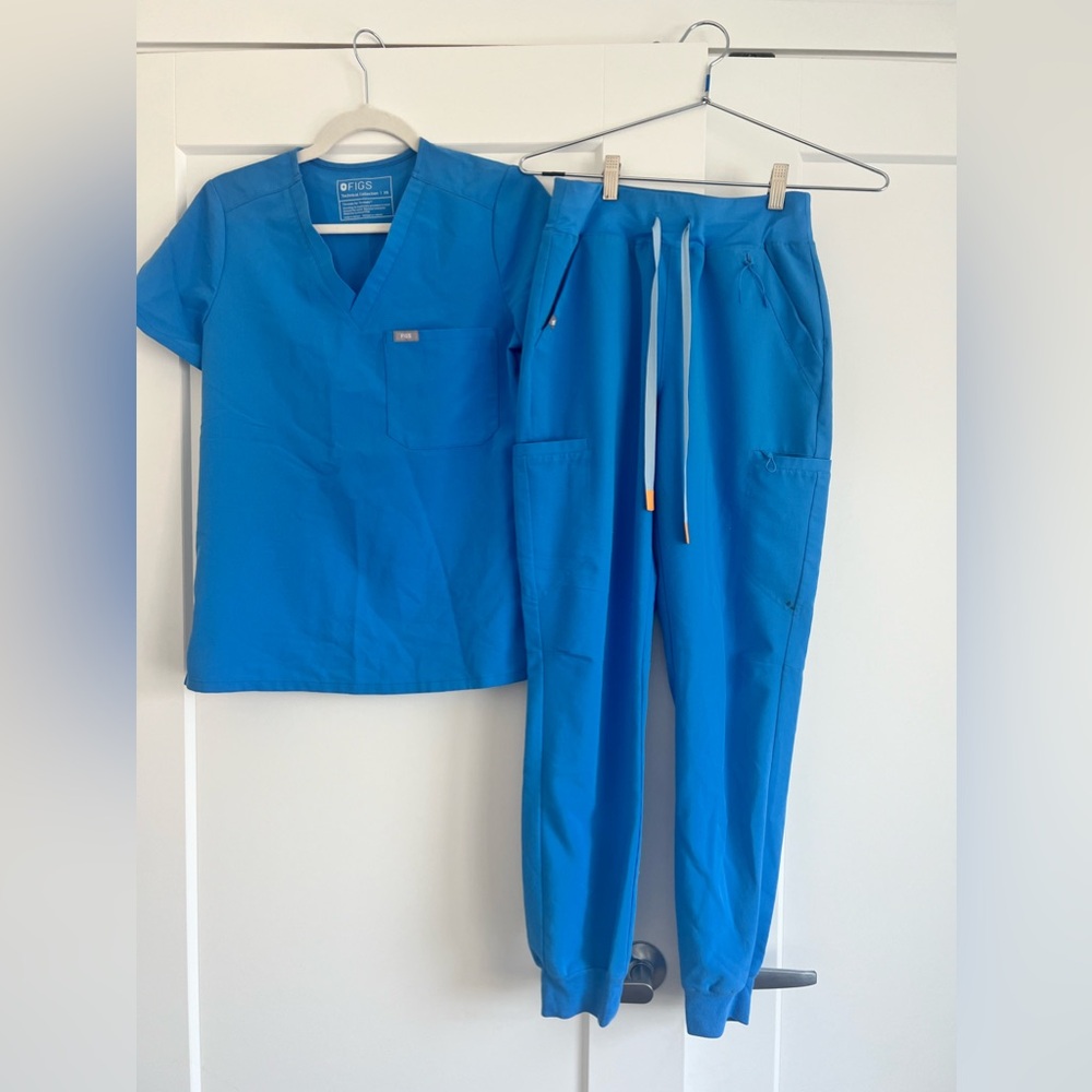 FIGS High Waisted Jogger Scrub Pant & Catarina Scrub Top in Capri Blue- size XS